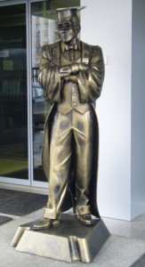 Скульптура юриста перед входом в здание суда
