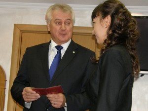 Олег Веселков вручает удостоверение судьи